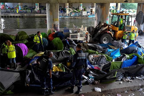 La policía desmantela un campamento de inmigrantes en el norte de París